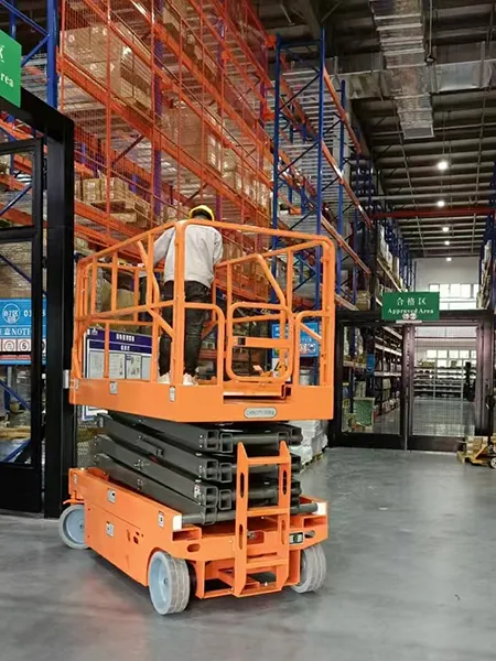 Plataformas de trabajo a alturas y equipos de manejo de materiales para almacenes